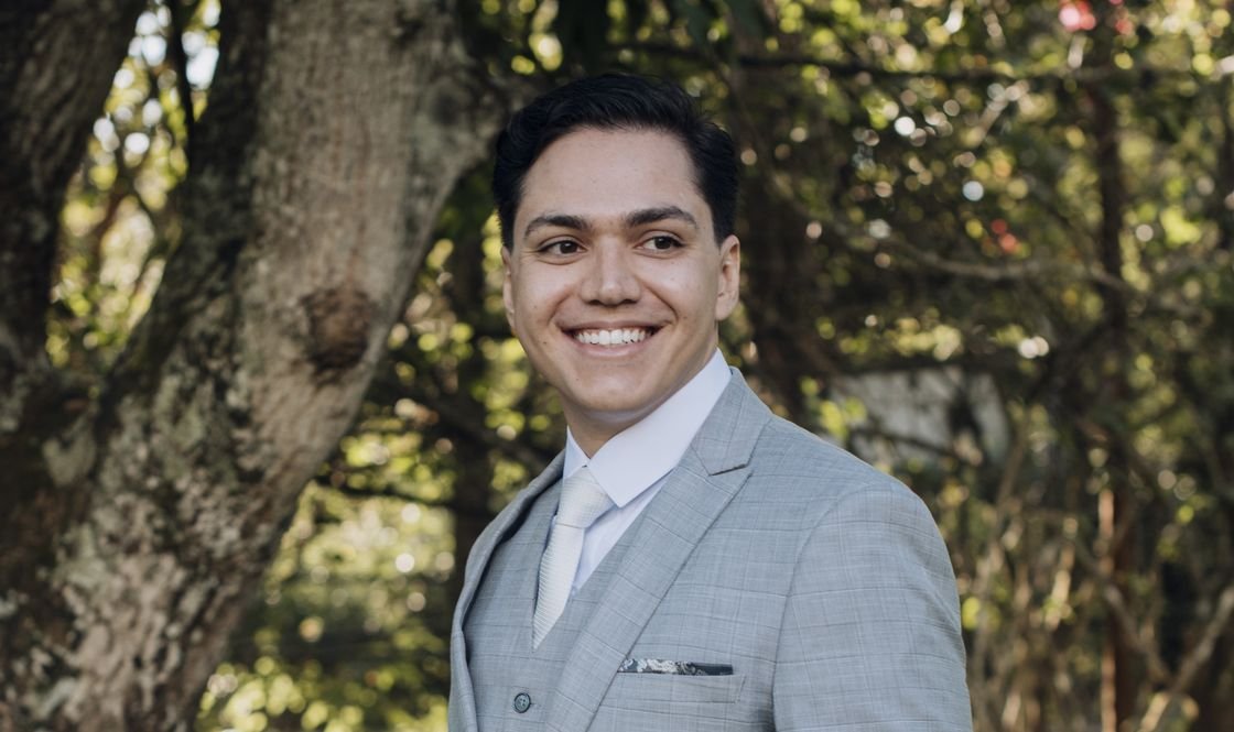 Gabriel Rodrigues de Oliveira, advogado OAB/GO 47.164 em Anápolis/GO, de terno cinza claro